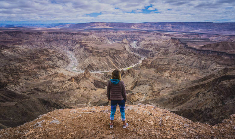 Frau blickt in die Schlucht des Fishriver Canyons in Namibia