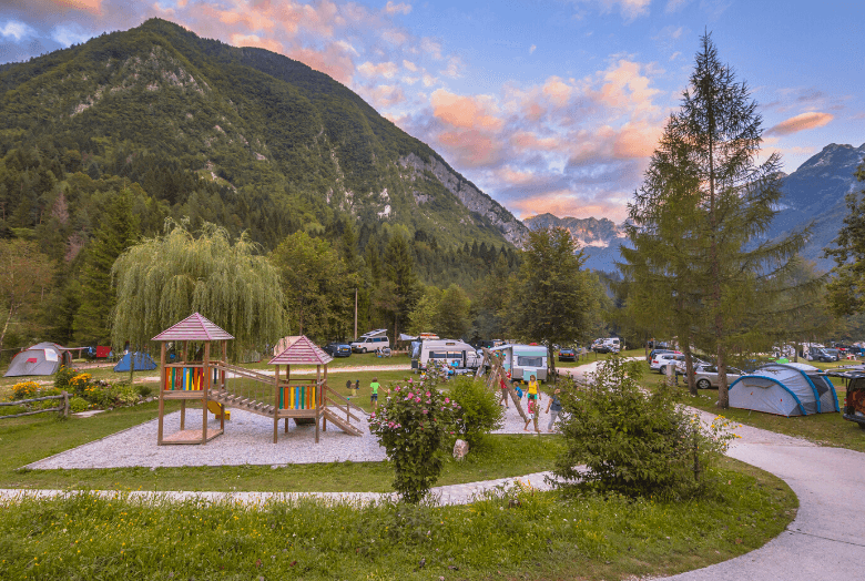 Stellplätze neben Kinderspielplatz am Campingplatz