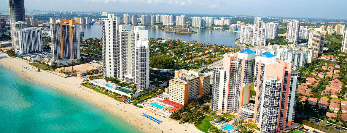 Blick von oben auf den Strand und die Hochhäuser von Miami Beach