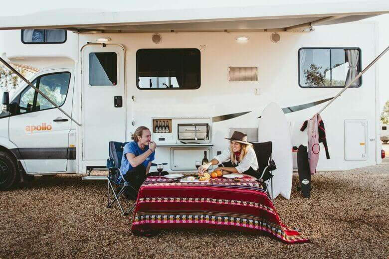 Pärchen sitzt vor einem Camper