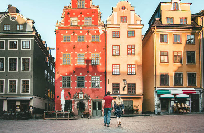 Paar vor Gebäuden in der Gamla Stan in Stockholm