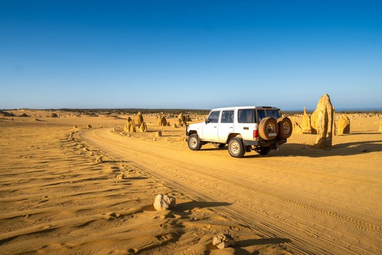 4WD Fahrzeug im Pinnacles Dessert