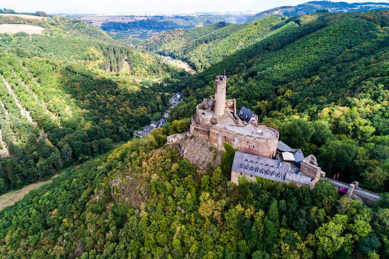 Blick über die Ehrenburg in der Moselgegend