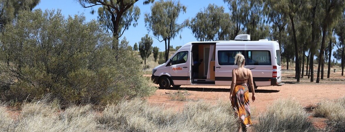 Frau mit Camper in Australien