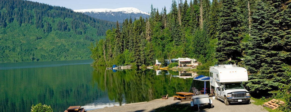 Wohnmobil campt an einem See in Kanada