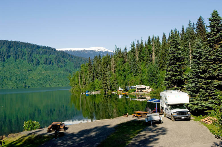 Wohnmobil steht in Kanada an einem See