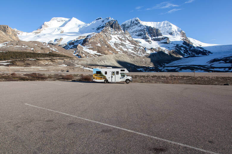 Wohnmobil parkt vor einem Gletscher in Kanada