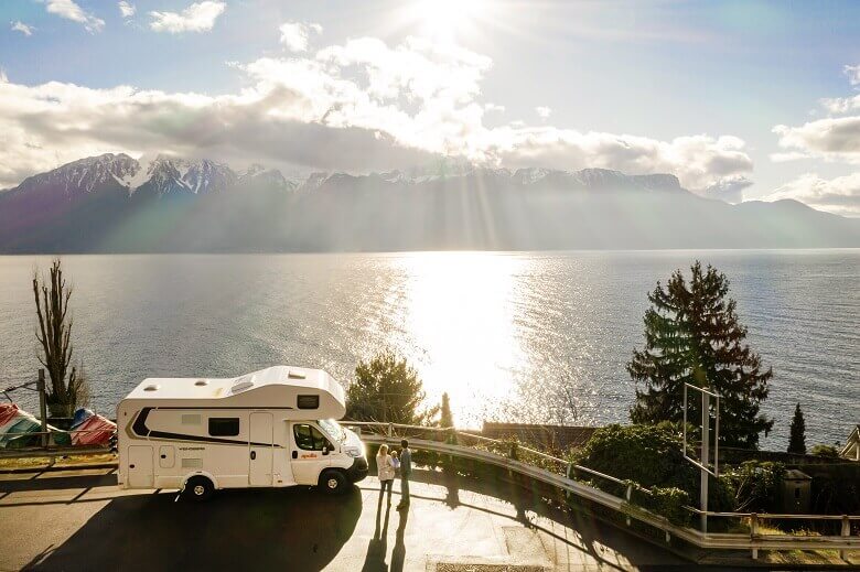 Wintercamping mit dem Wohnmobil mit Blick auf einen See