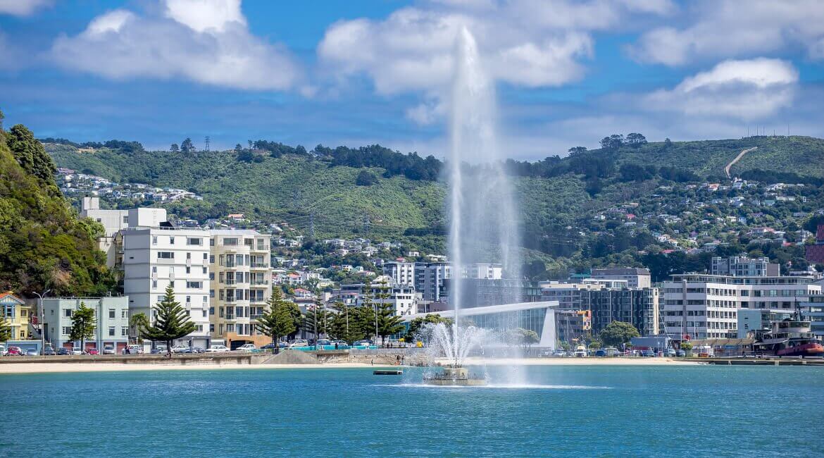Strand von Oriental Bay in Wellington mit dem Carter Fountain