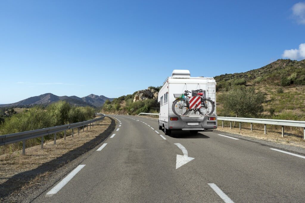 Ein am Heck befestigter Fahrradträger fürs Wohnmobil