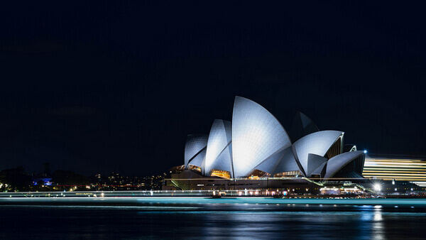 Das beleuchtete Opera House in Sydney bei Nacht