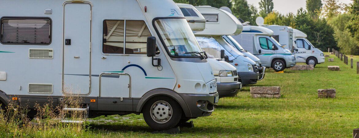 Stellplatz mit Wohnmobilen