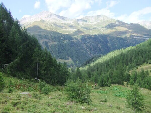 Blick über das Bedrettotal bis zum Gotthardmassiv
