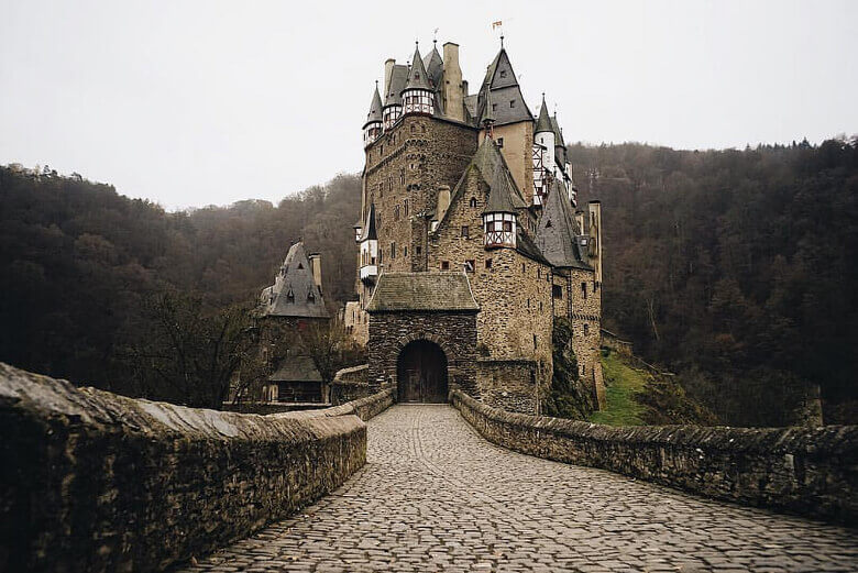 Steinbrücke und Eingangspforte zur Burg Eltz