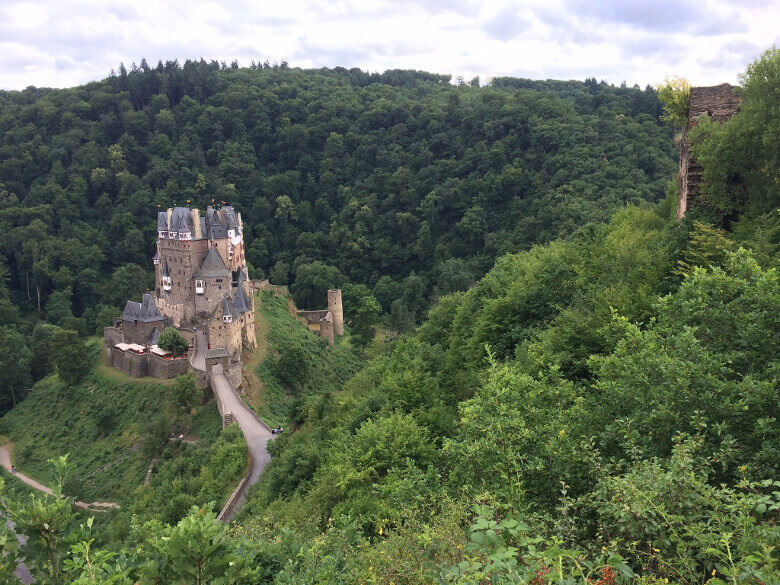 Aussicht von oben auf die Burg Eltz