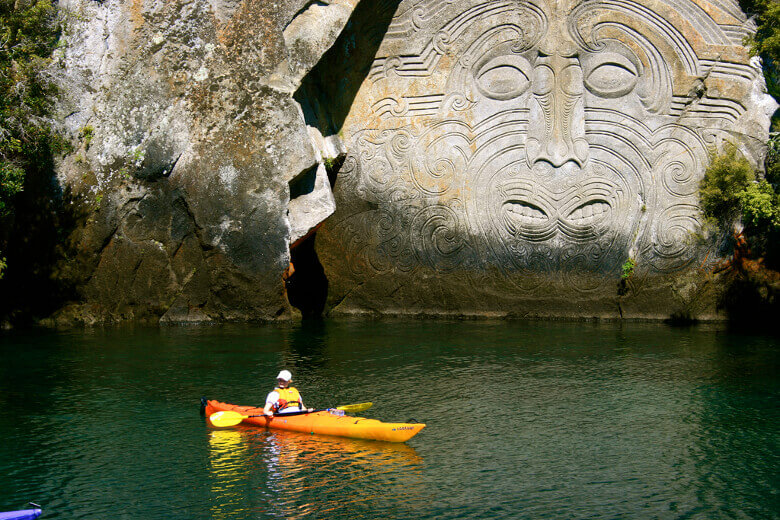 Mine Bay Carvings der Maori am Lake Taupo