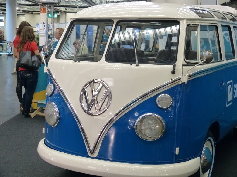 Blauer VW Bulli