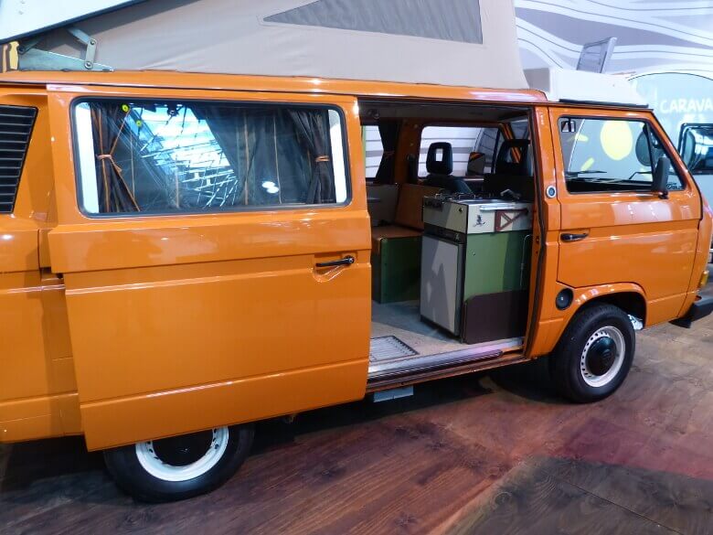 Orangefarbener Vintage VW Camper