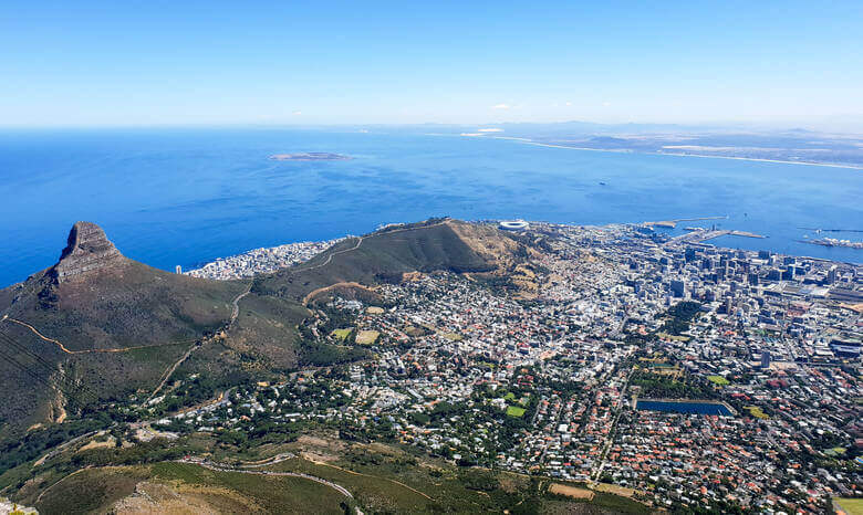 Blick über Kapstadt und das Meer in Südafrika