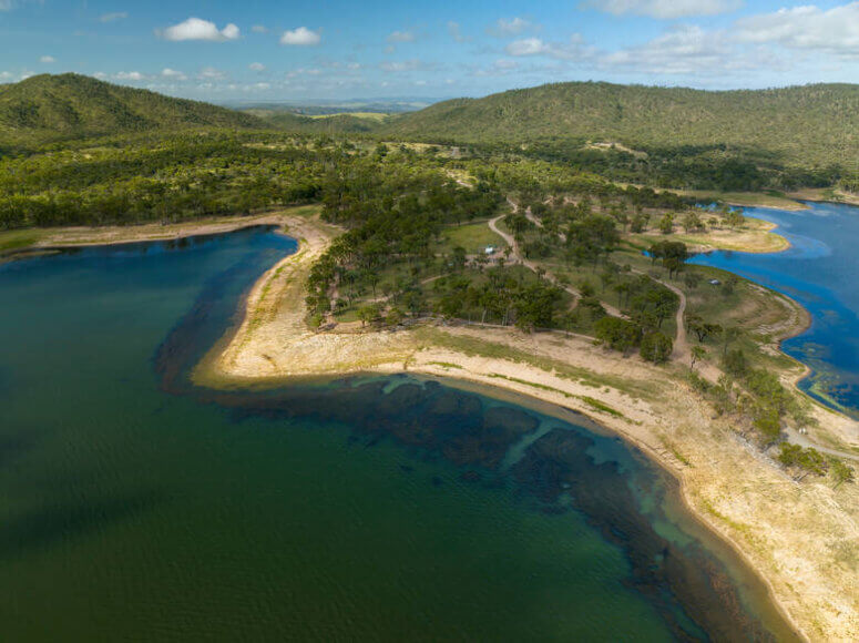 Wohnmobile campen auf einer Landzunge in Australien am Meer