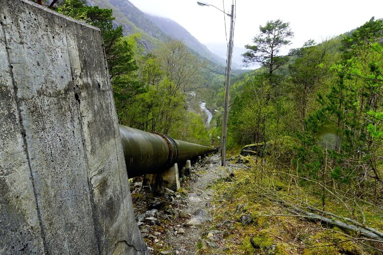 Das obere Ende des Fallrohrs am Kinso Wasserkraftwerk