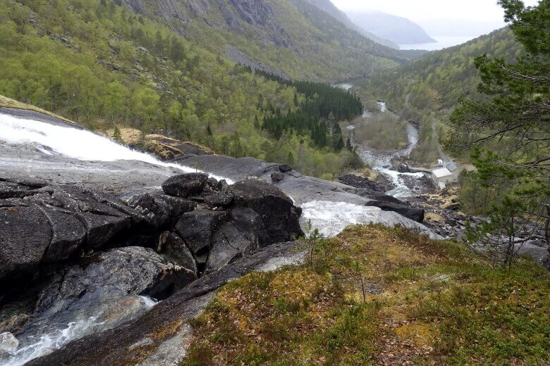 Aussicht auf Kinso-Fluss und Landschaft der Hardangervidda