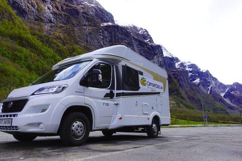 Wohnmobil von Touring Cars vor norwegischen Bergen