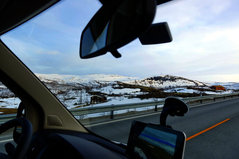 Aussicht auf Schneelandschaft der Hardangervidda auf der Rv 7 in Norwegen