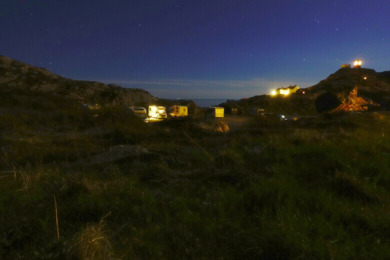 Stellplatz mit Wohnmobilen am Lindesnes Leuchtturm bei Nacht