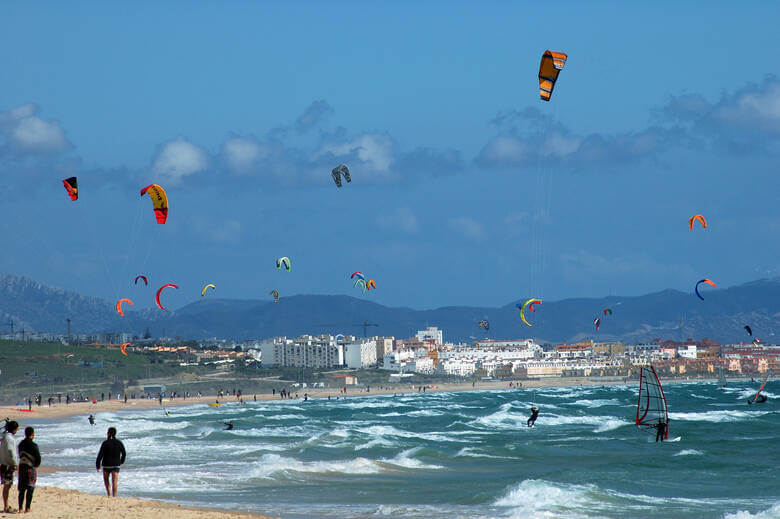 Kitesurfer in Tarifa in Andalusien