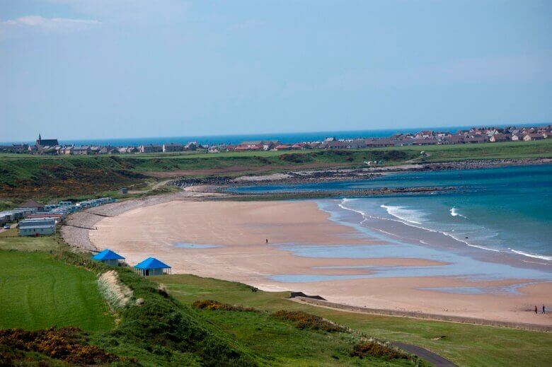 Blick über den Strand vor Banff in Schottland