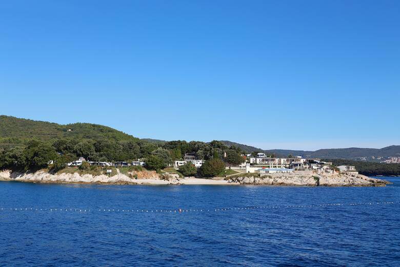 Campen am Meer in Kroatien auf einer Landzunge