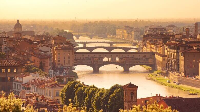 Florenz mit seinen Brücken bei Sonnenuntergang