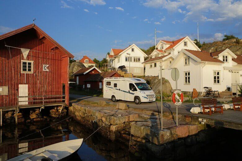 Wohnmobil in einem kleinen Ort in Schweden