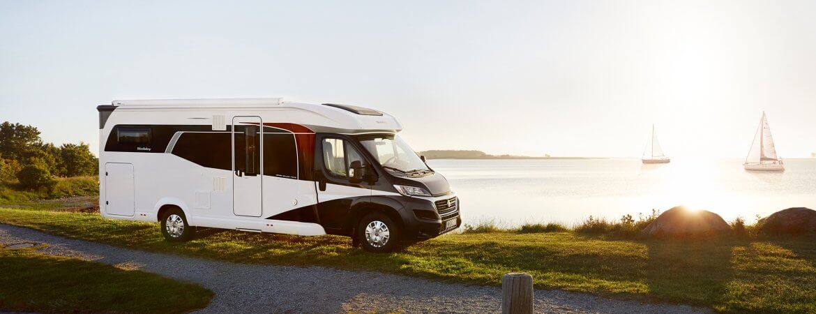 Campingfahrzeug an einem kostenlosen Wohnmobilstellplatz am See