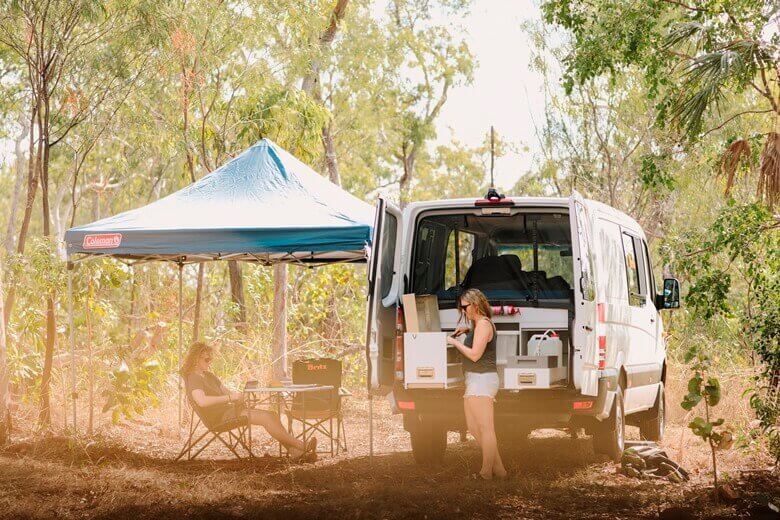 Pärchen kocht gemeinsam an einem Britz-Wohnmobil für zwei Personen