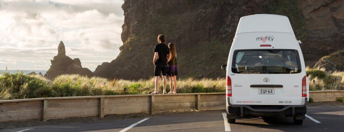 Pärchen in Island vor dem Mighty-Wohnmobil für zwei Personen