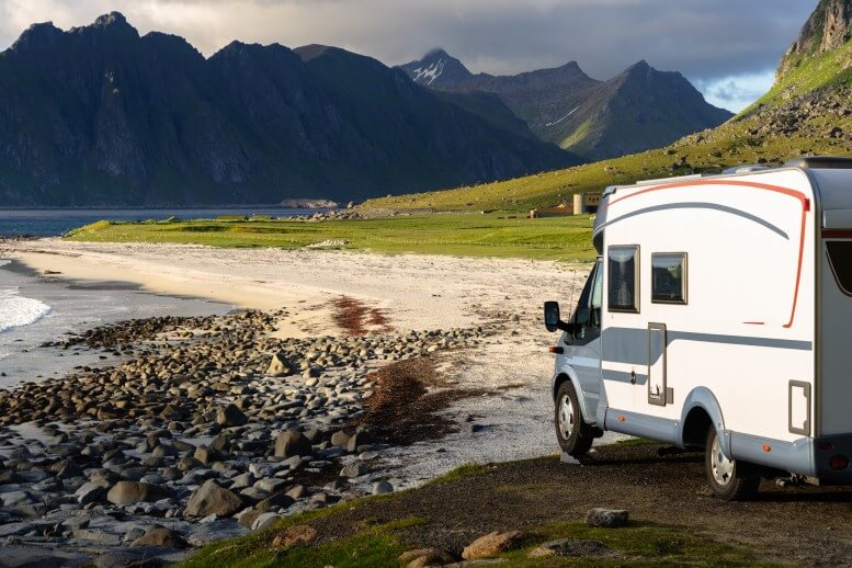 Wildcampen in Norwegen: Wohnmobil am Strand der Lofoten