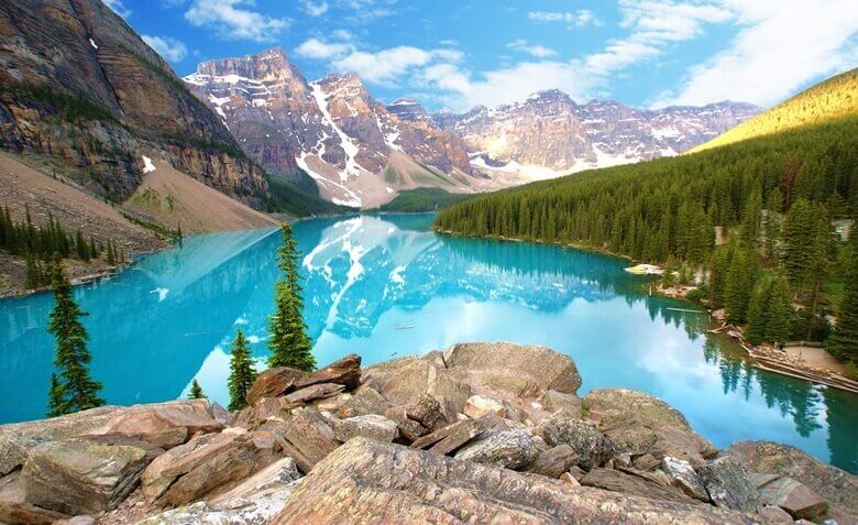 Azurblauer Lake Louise im Banff Nationalpark in Kanada