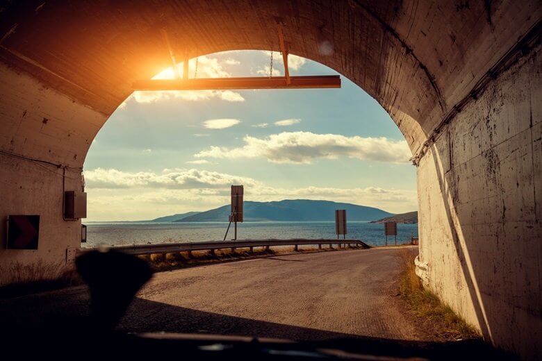 Fahrt durch den Nordkap-Tunnel in Norwegen