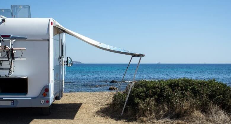 Wohnmobil auf einem Stellplatz bei Sardegna direkt am Meer