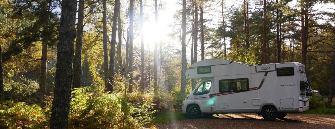 Wohnmobil auf einem Campingplatz in Schottland