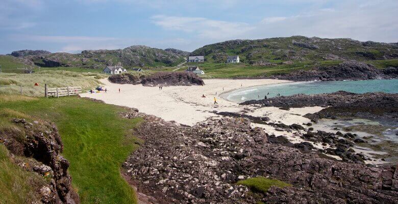 Blick auf den Clachtoll Beach in Schottland