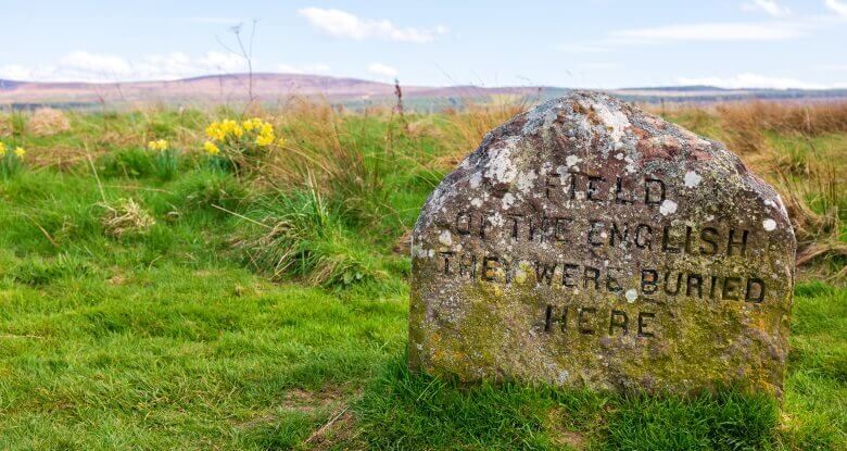 Gedenkstein auf den Schlachtfeldern von Culloden in Schottland