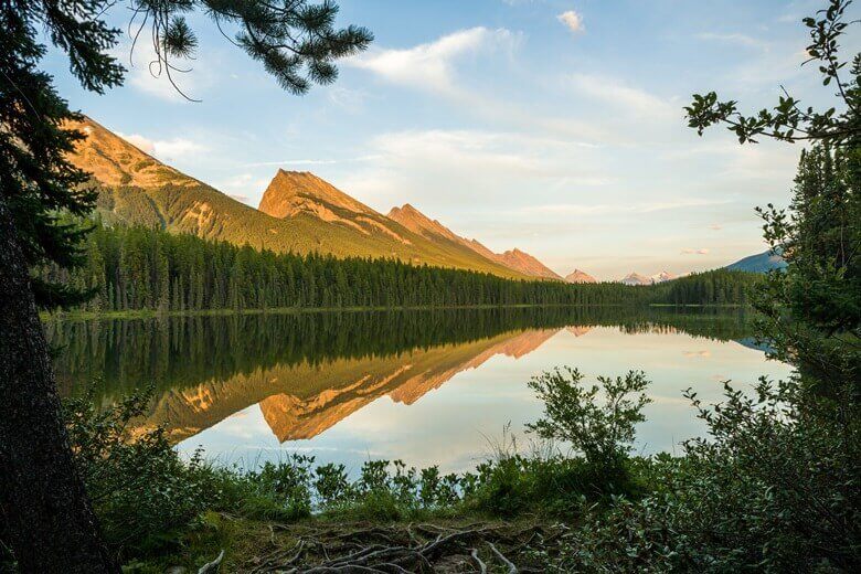 Blick auf den Honeymoon Lake im Jasper National Park in Kanada
