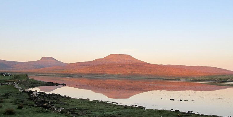 Blick vom Kinloch Campingplatz in Schottland auf die Berge