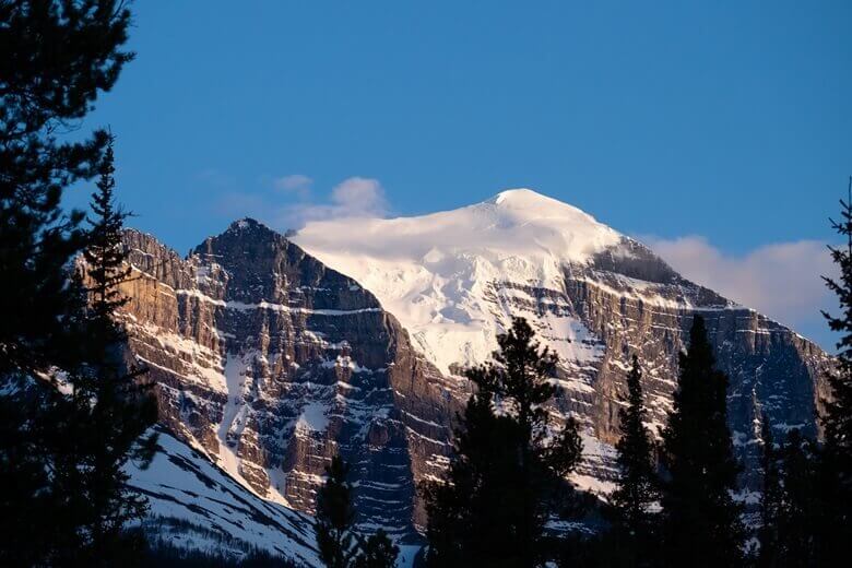 Blick auf die Berge vom Lake Louise Campground im kanadischen Banff National Park