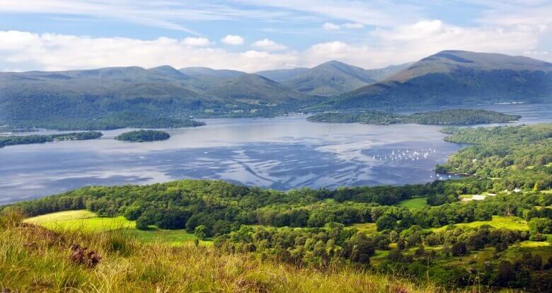 Blick über den Loch Lomond im Trossachs National Park in Schottland