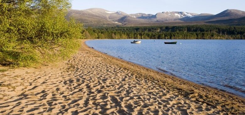 Sandstrand am Loch Morlich im Cairngorms National Park in Schottland