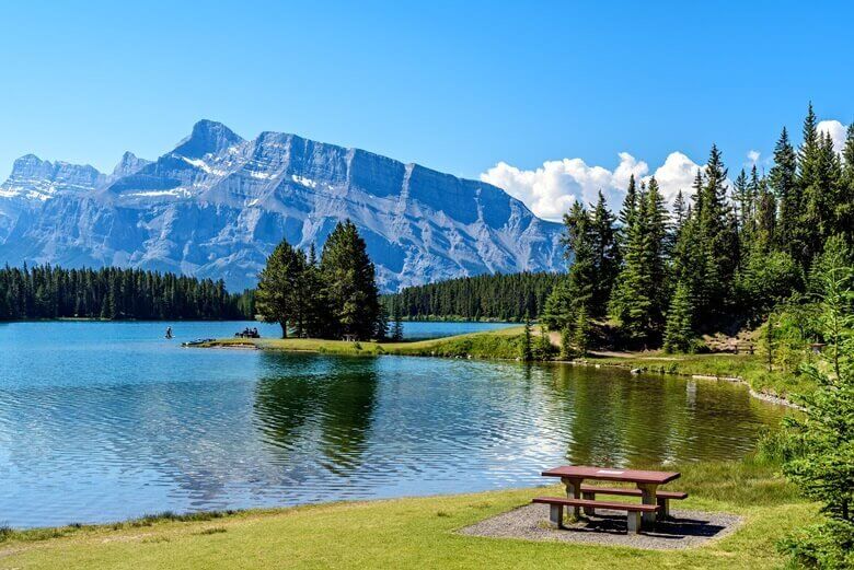 Picknicktisch am Two Jack Lake im Banff National Park in Kanada